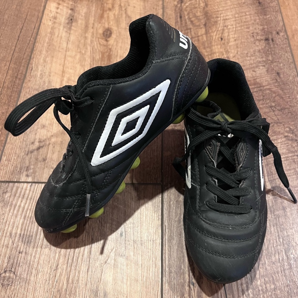Umbro Soccer Cleats for Little Kid, Size 1